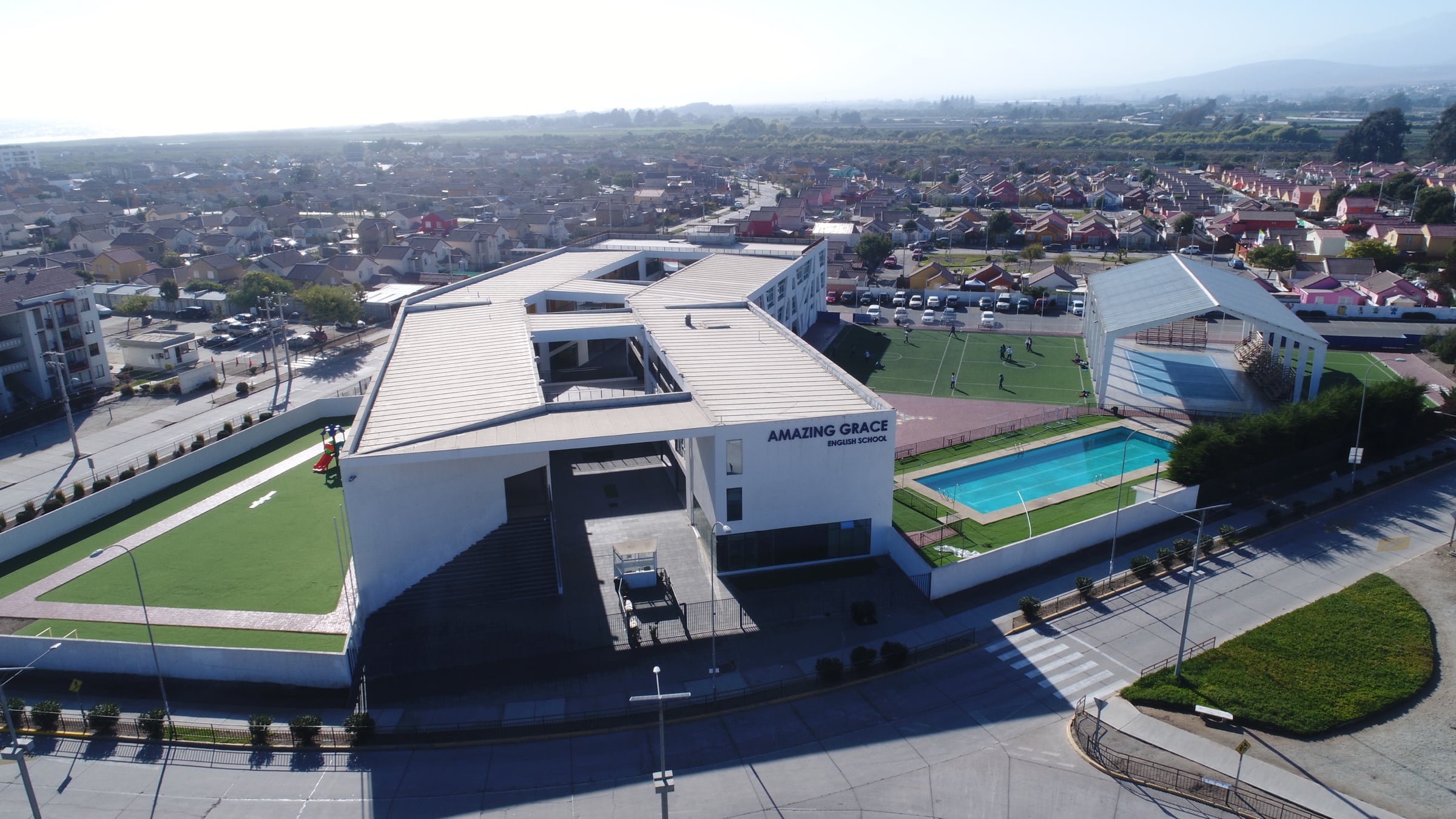 Vista aérea del campus Amazing Grace La Serena: edificio principal, cancha, piscina y patio